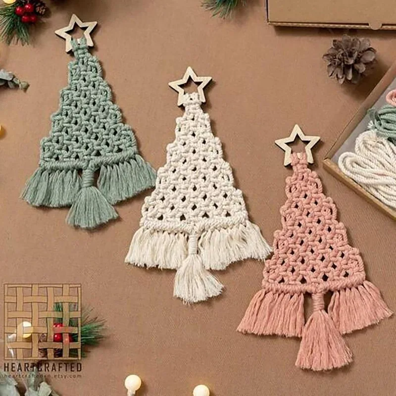 Armazón de pared con macramé navideño