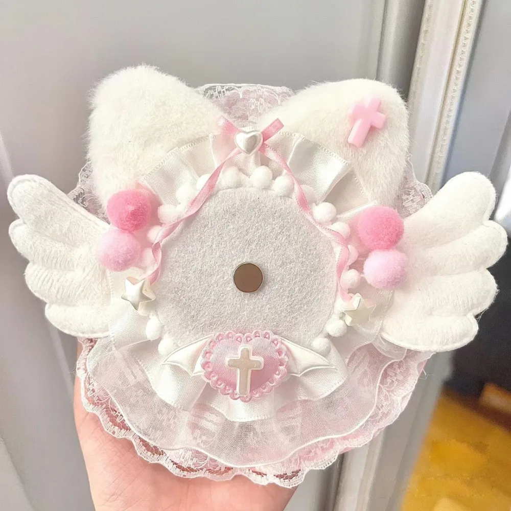 Porta insignias de peluche anime con alas y orejas para mochila - imagen 4