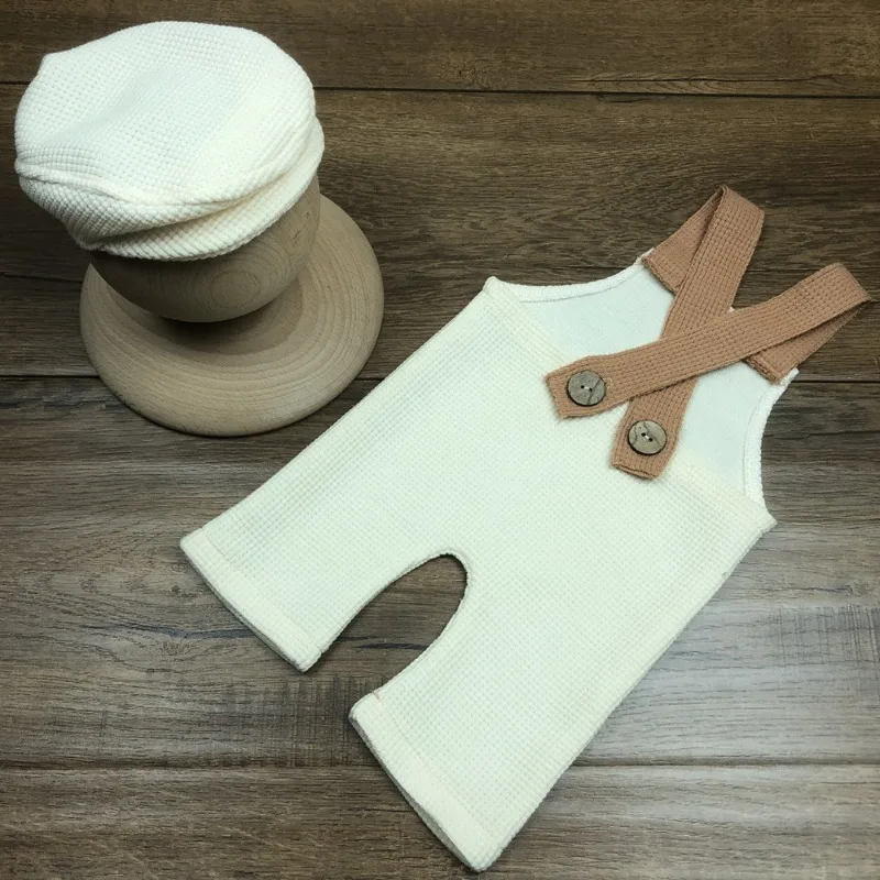 Conjunto recién nacido para sesión de fotos con tirantes y boina - imagen 4