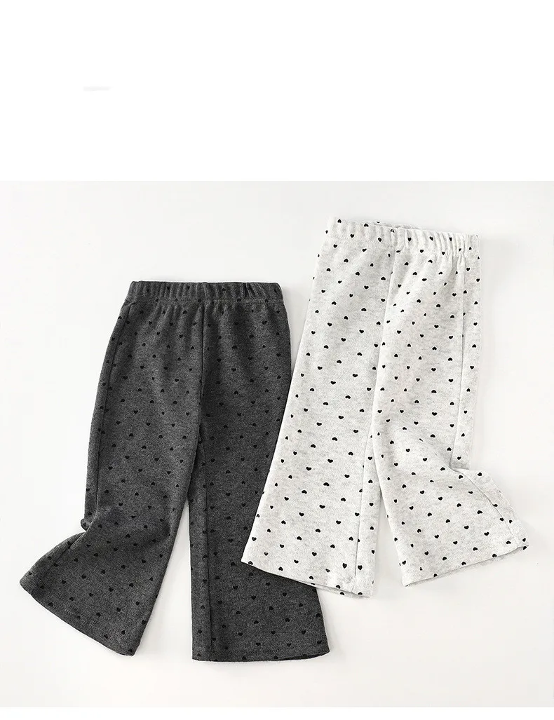 Pantalones acampanados infantiles en estilo casual