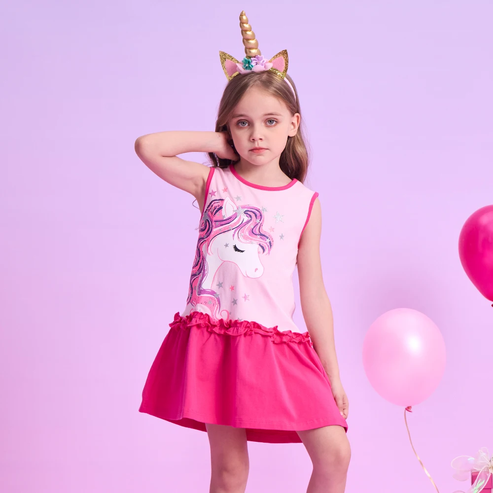 Detalle del estampado de unicornio y estrellas en vestido infantil