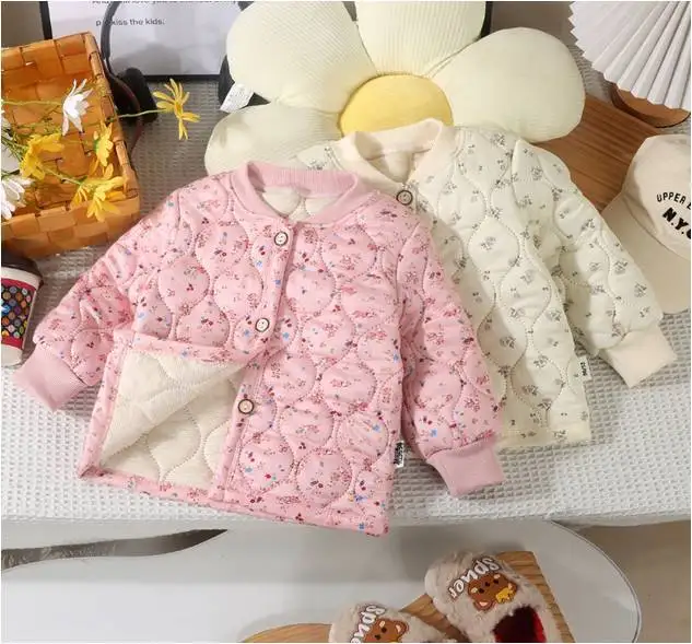 Detalle del tejido y acabados del abrigo infantil