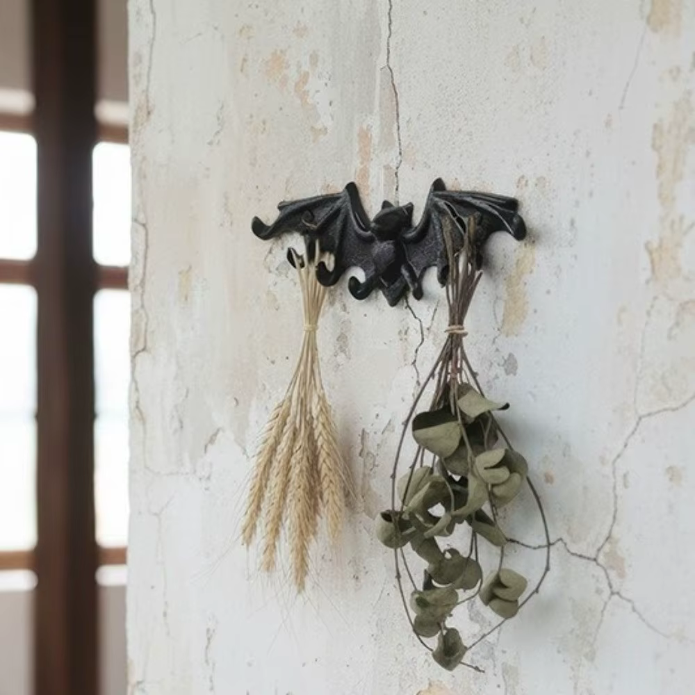 Ganchos instalados en pared con llaves