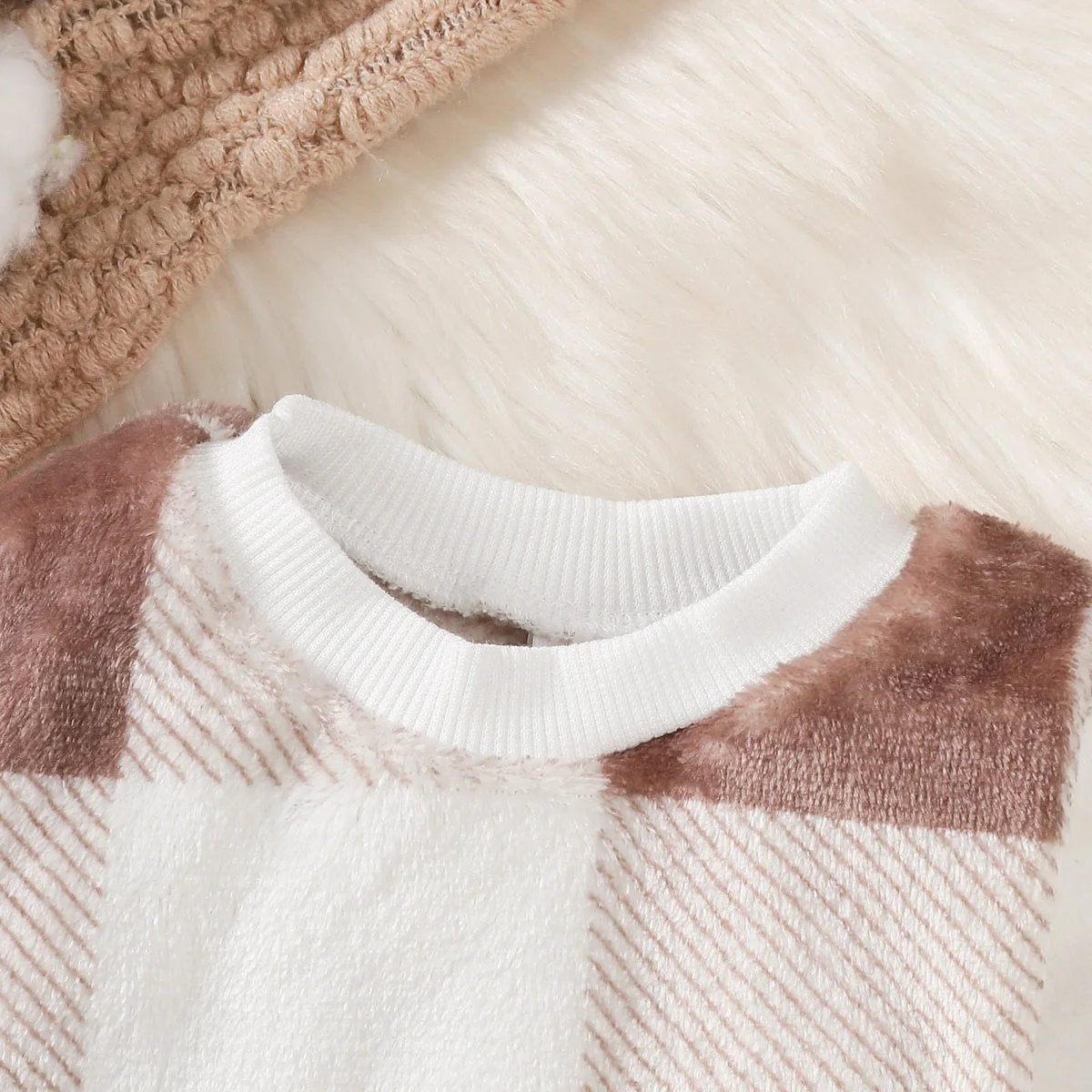 Conjunto de felpa invernal para bebés: top a cuadros y pantalón - imagen 4