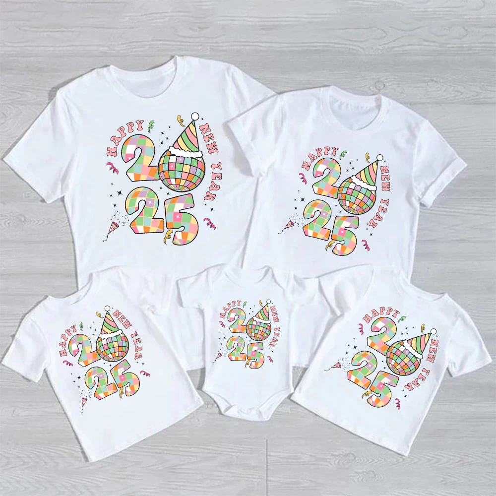 Detalle del print Hello 2025 en camiseta