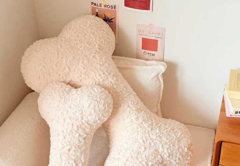 Peluche con forma de hueso y aspecto acolchado