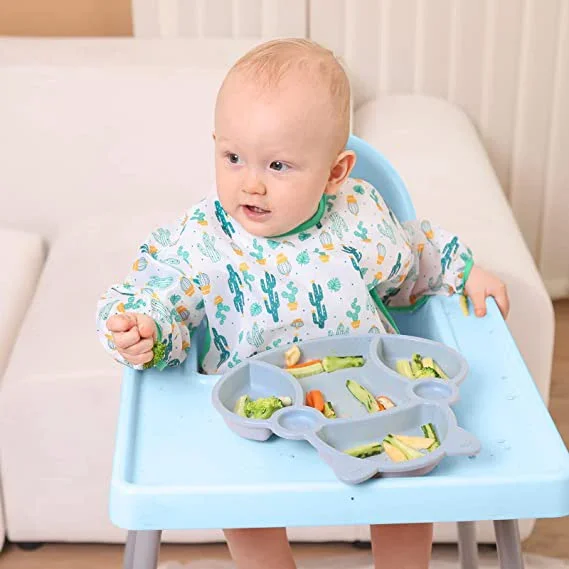 Babero puesto en un bebé durante la hora de la comida