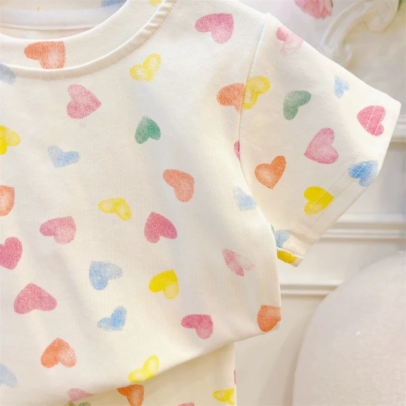 Conjunto niña de verano con corazón: camiseta y pantalón corto