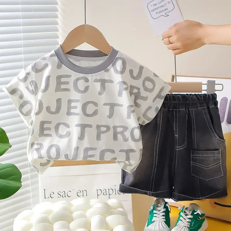 Conjunto de verano para niño con camiseta de letras y bermuda negra