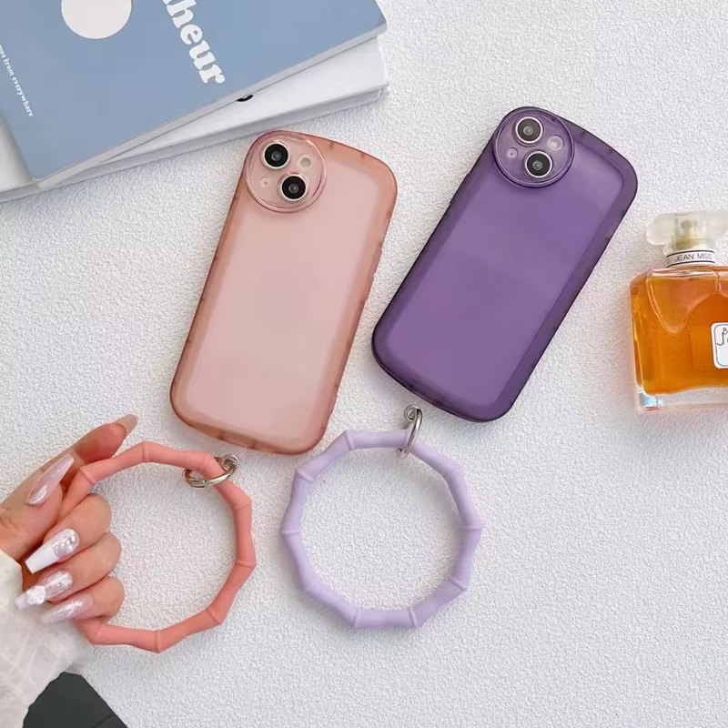 Funda con anillo colgante y pulsera de silicona en la muñeca