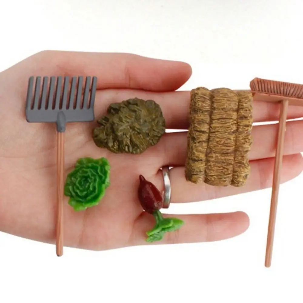 Detalle del carrito y herramientas de jardinería en miniatura