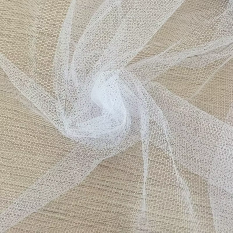 Mosquitera blanca combinando con decoración de cuarto de bebé