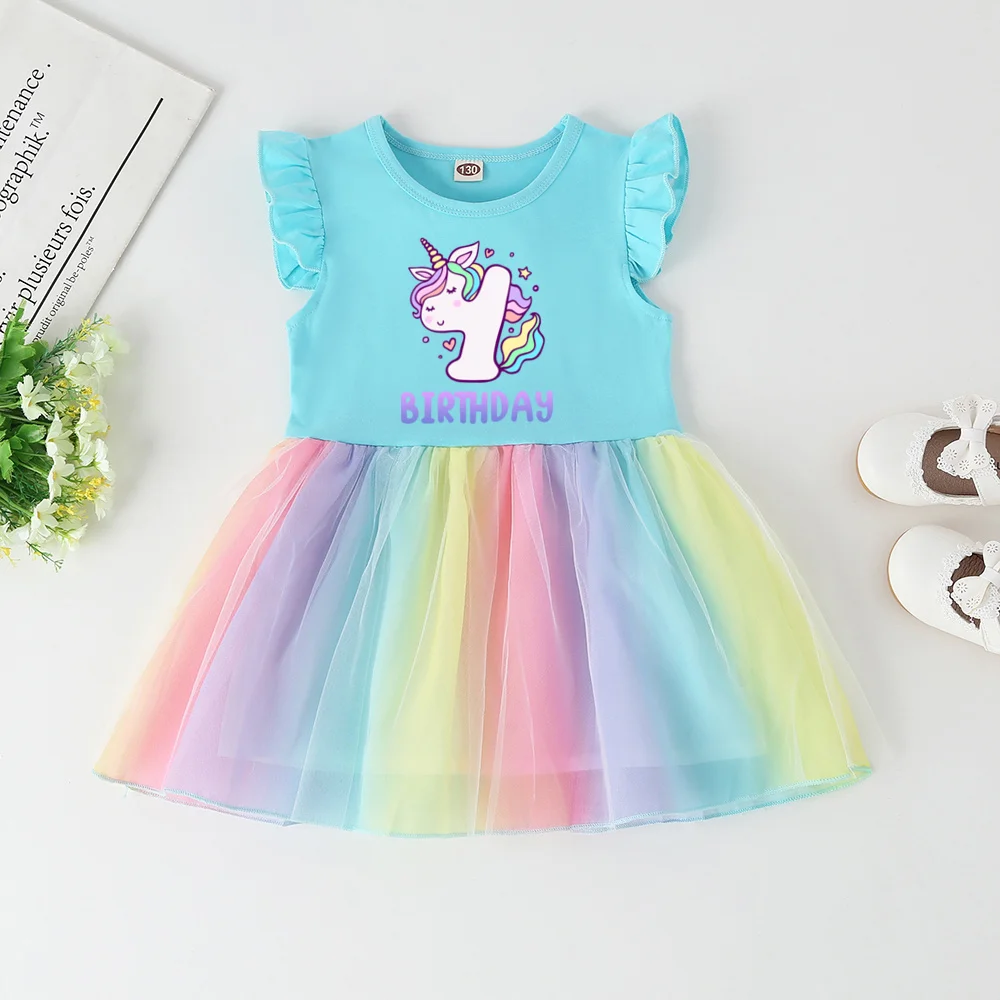 Modelo infantil con el vestido