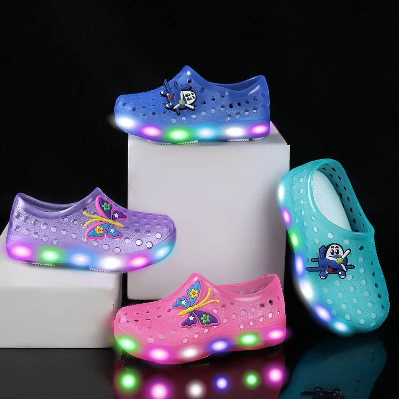 Sandalias con agujeros y estilo deportivo para niños