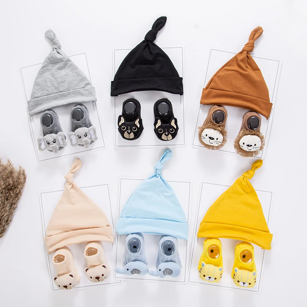 Gorro tejido con orejas de conejo para bebé recién nacido sobre fondo neutro