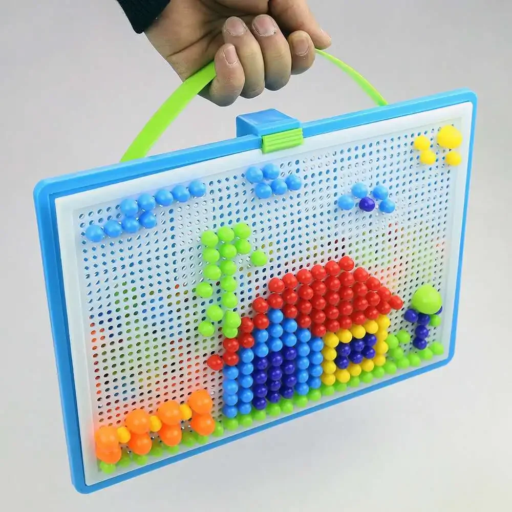Niños jugando con el rompecabezas de setas