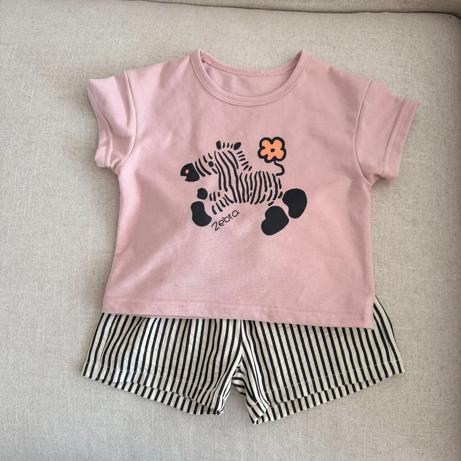 Conjunto de verano infantil con camiseta jirafa y short deportivo - imagen 3
