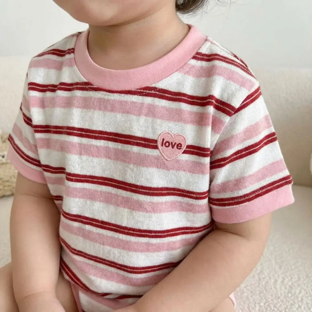 Camiseta de rayas transpirable con bordado corazón y manga corta - imagen 2