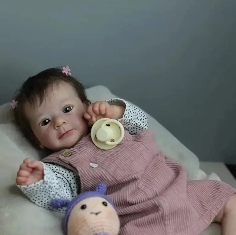 Felicia – Muñeca reborn de silicona realista 49 cm - imagen 4