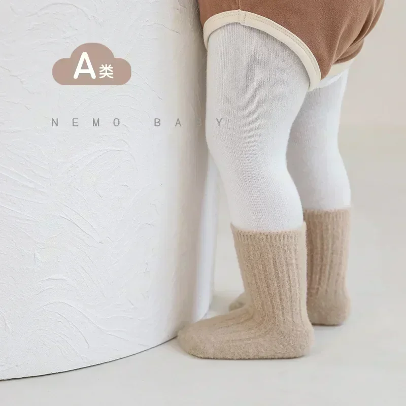 Calcetines de felpa para dormir – Cálidos para bebé - imagen 3