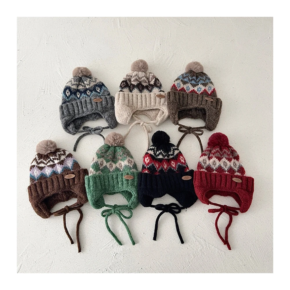 Gorro de punto infantil con tejido diamante y franjas multicolor