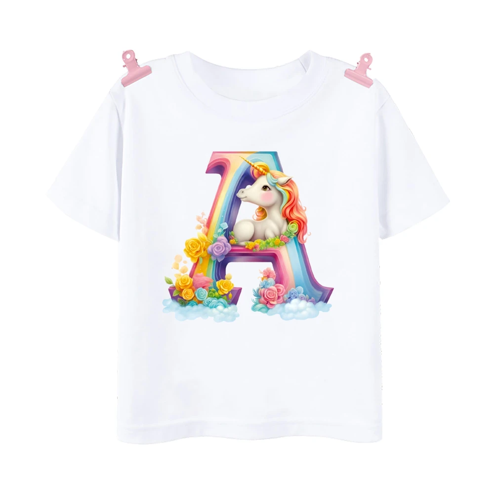 Detalle del estampado de unicornio y arcoíris