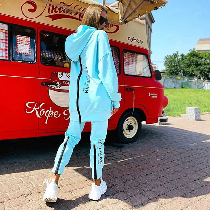 Look con el chándal para correr y ropa deportiva