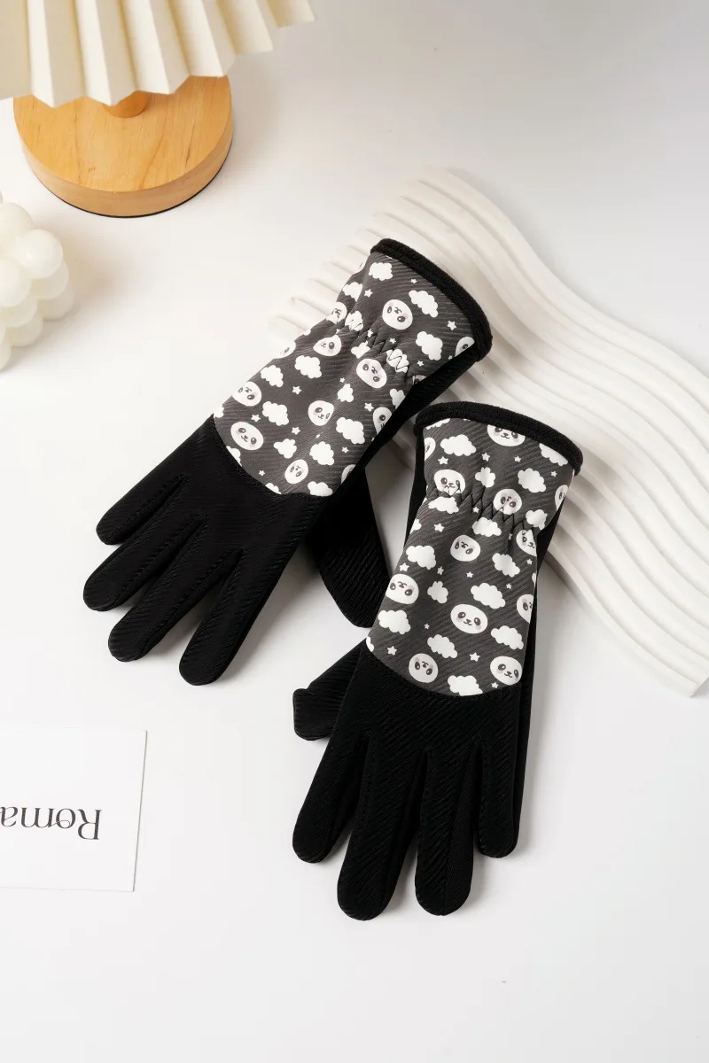 Primer plano del diseño de panda en los guantes