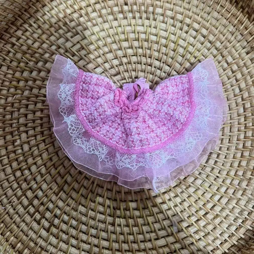 Falda montada en muñeca