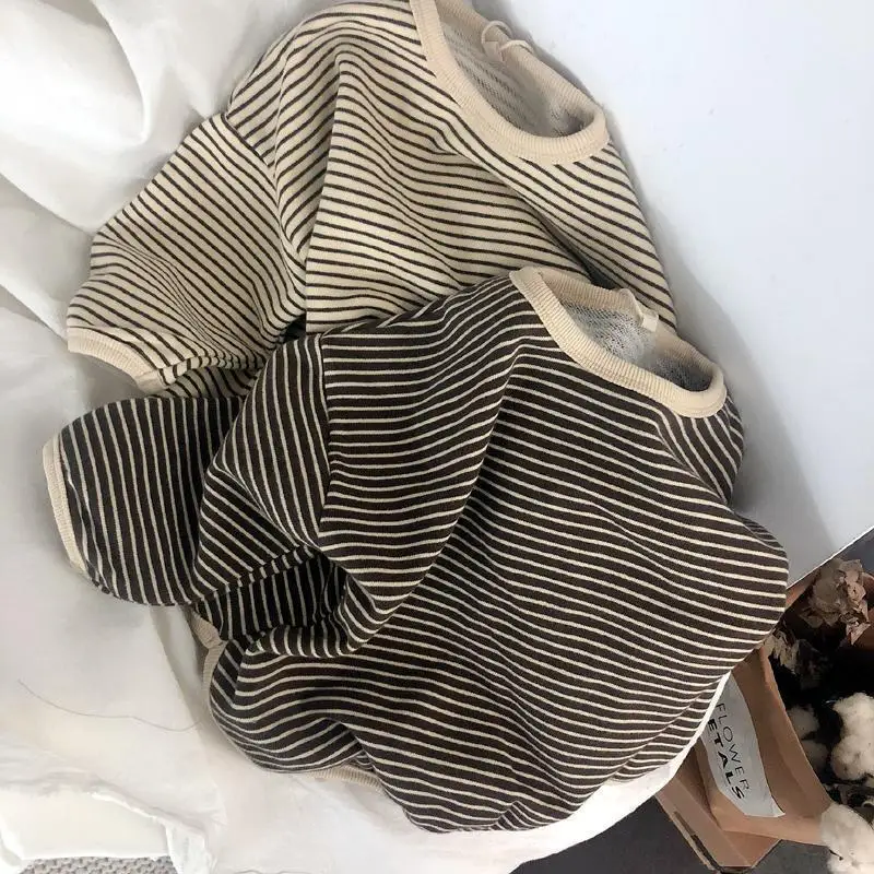 Detalle del interior afelpado y costura reforzada en los puños