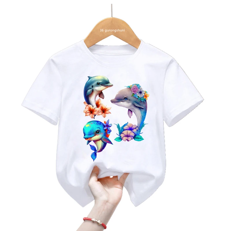 Detalle del estampado kawaii de delfines