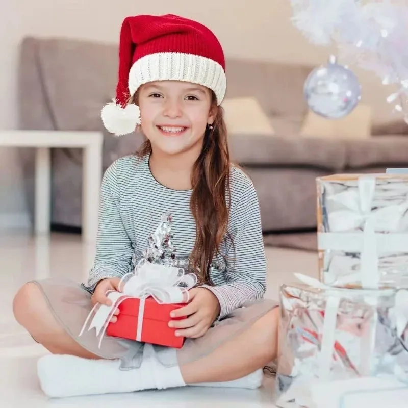 Familia con gorros de Papá Noel a juego