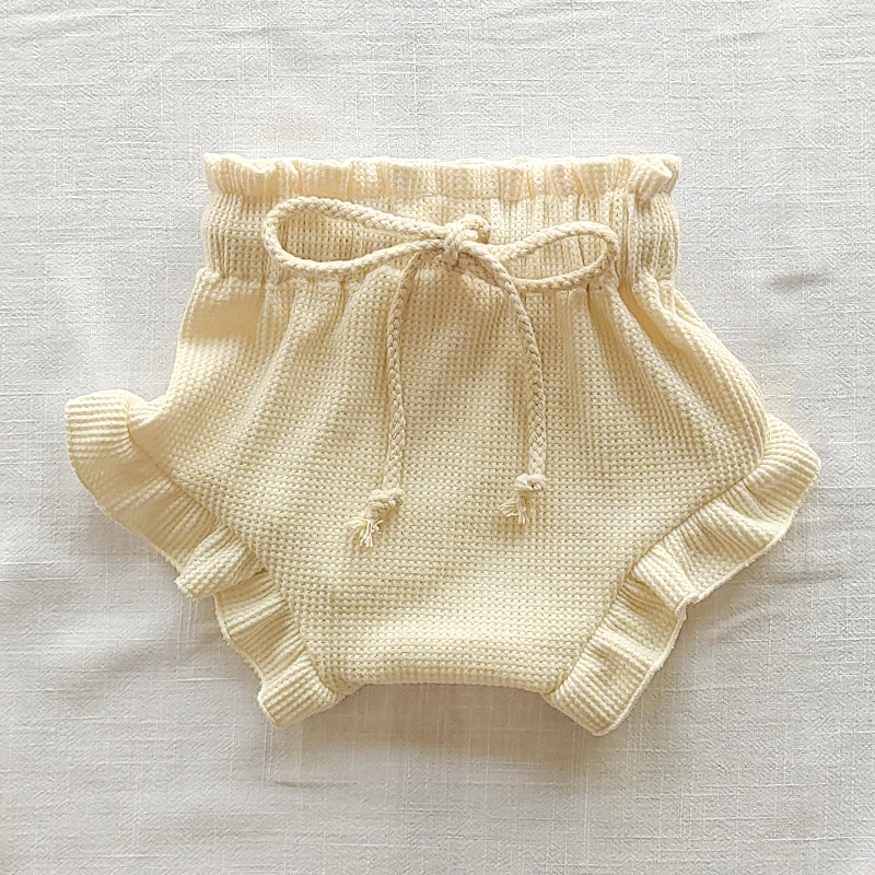 Pantalones cortos bebé bombachos de gofre con volantes – veraniegos