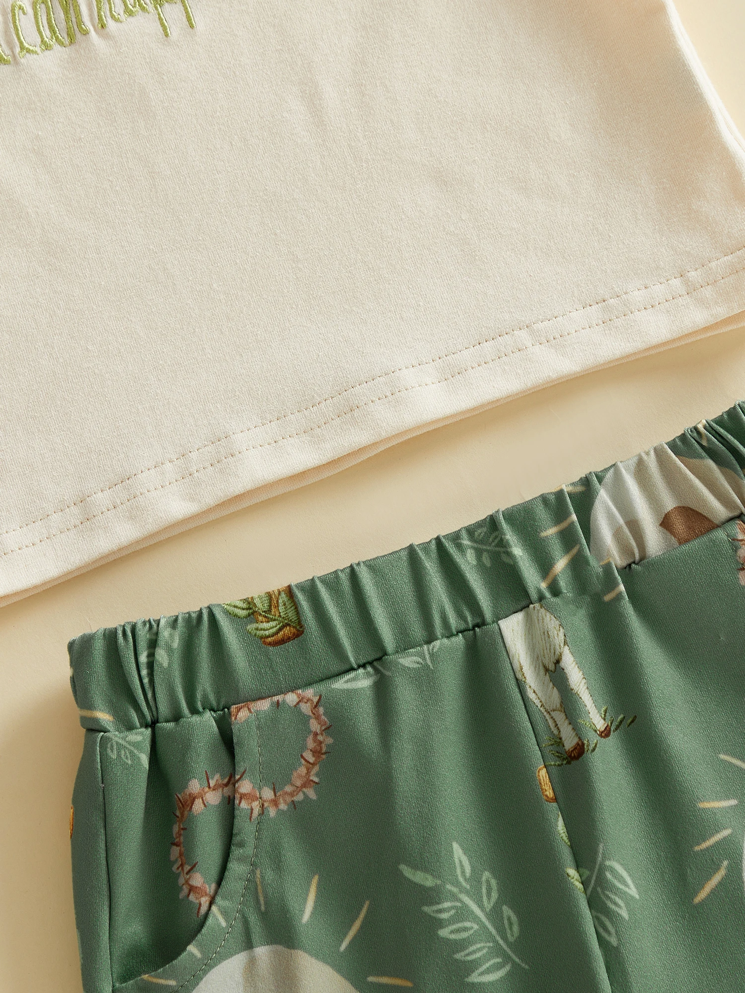 Shorts y camiseta a juego en ambiente primaveral