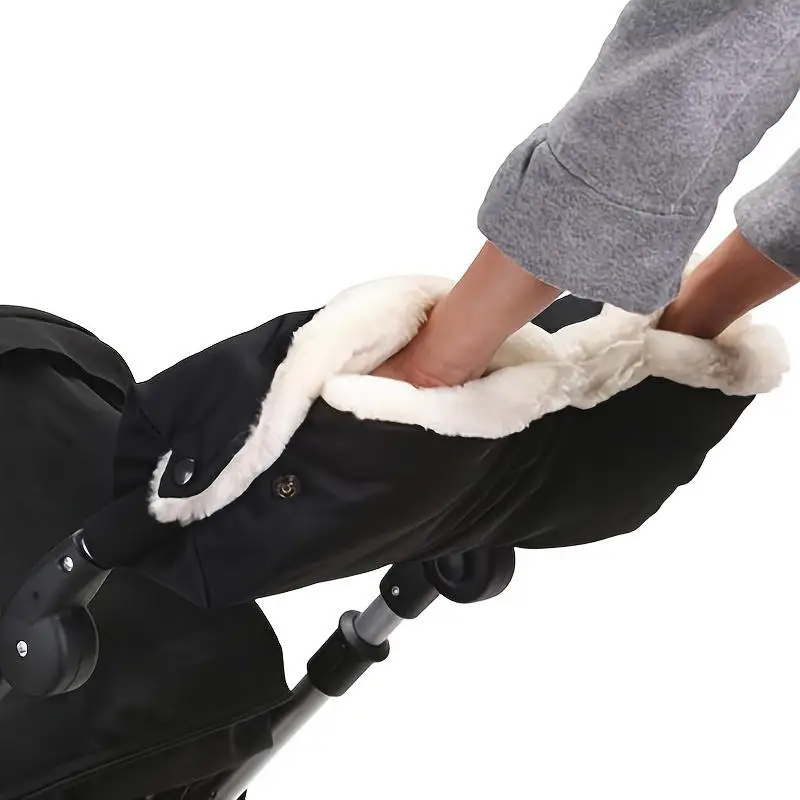 Guantes universales cálidos para cochecito en uso