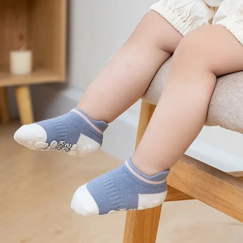 Calcetines antideslizantes a rayas para bebés y niños hasta cinco años - imagen 4