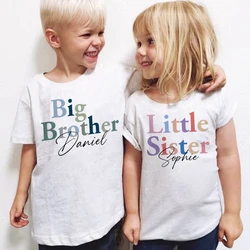 Camiseta hermana pequeña con nombre bordado para niño
