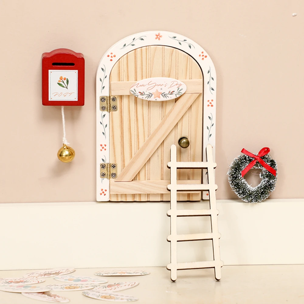 Puerta de hadas de madera con detalle tallado