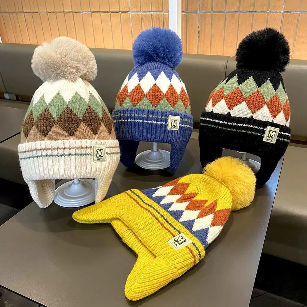 Gorro tejido infantil con orejeras y pompones