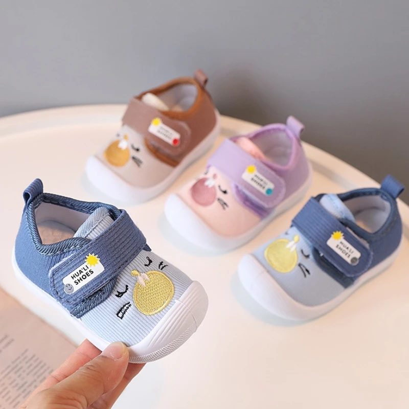 Detalle lateral de zapatos infantiles con sonido