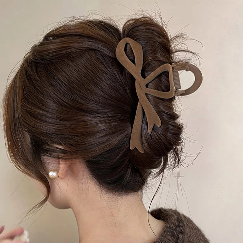Pinza pelo terciopelo rojo lazo