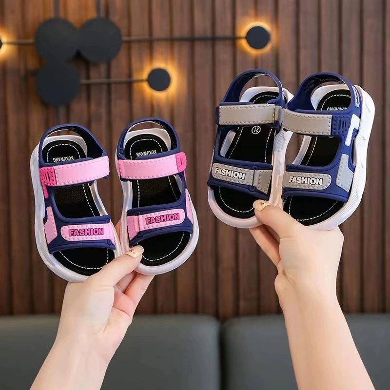 Sandalias Bekamille vista lateral con suela antideslizante y diseño de letras