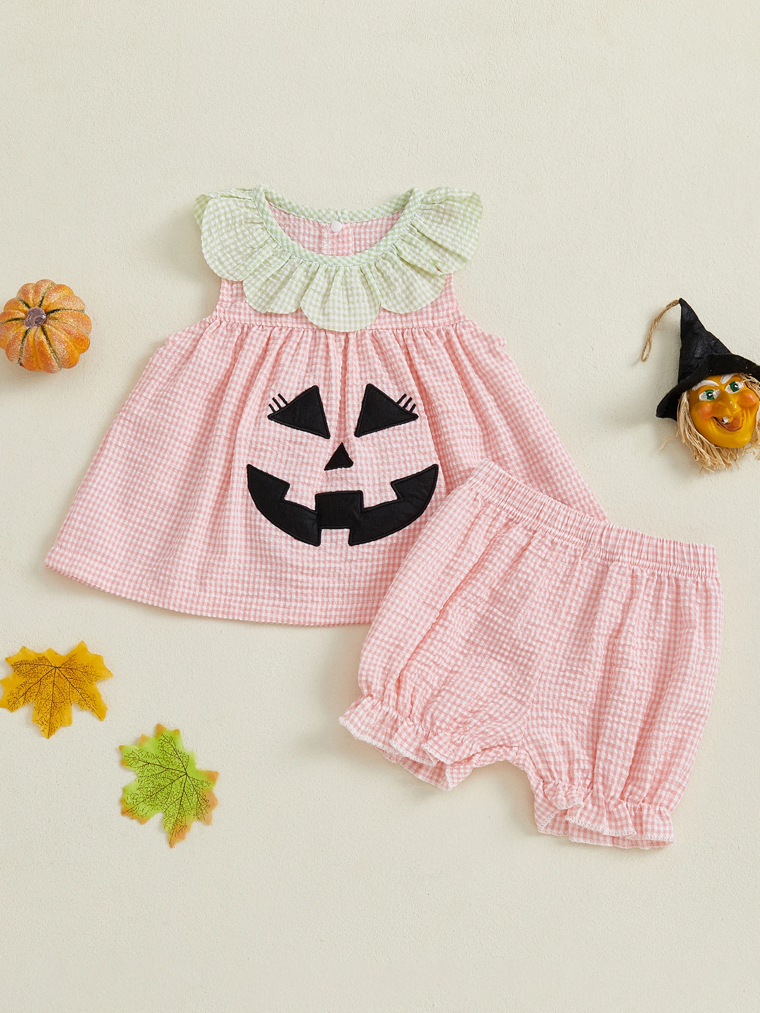 Detalle bordado de calabaza en la camiseta