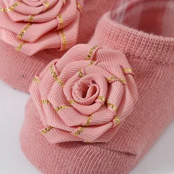 Calcetines antideslizantes para bebé – Algodón suave con flores acanaladas