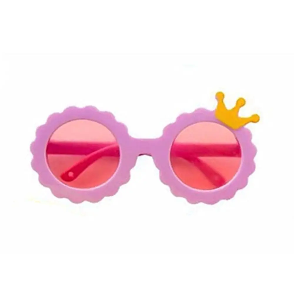Gafas puestas sobre una muñeca de algodón