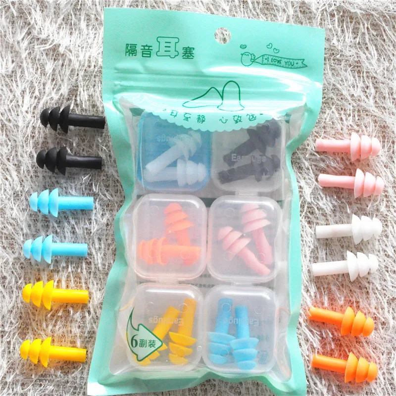 Tapones de silicona suave en mano mostrando su forma flexible