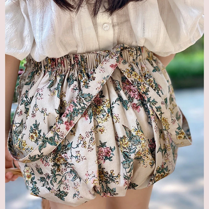 Mono de niña vintage floral con tirantes – estilo retro - imagen 5