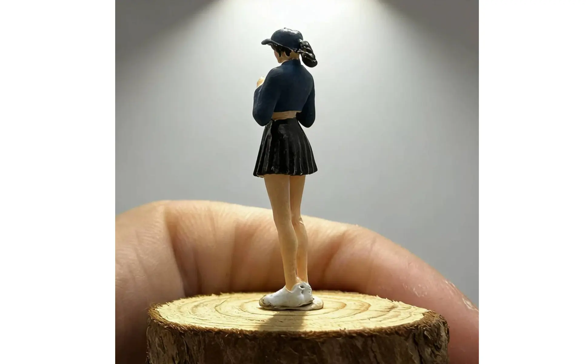 Figura de mujer en miniatura con detalles realistas y resina pintada
