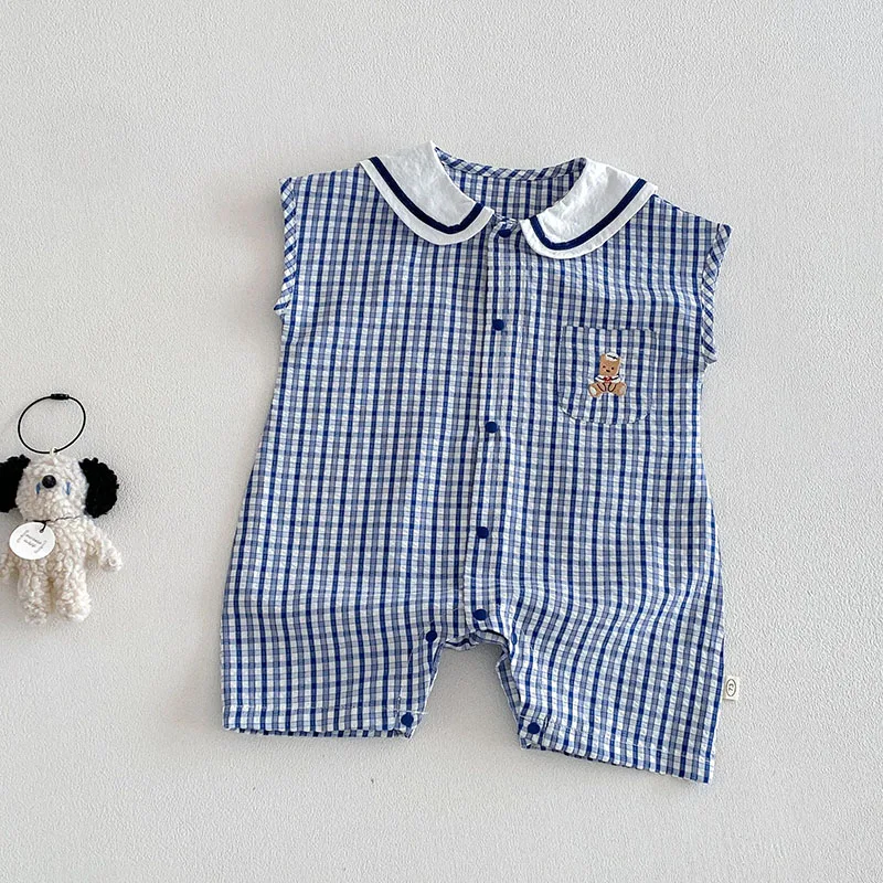 Detalle del diseño vichy y cuello marinero