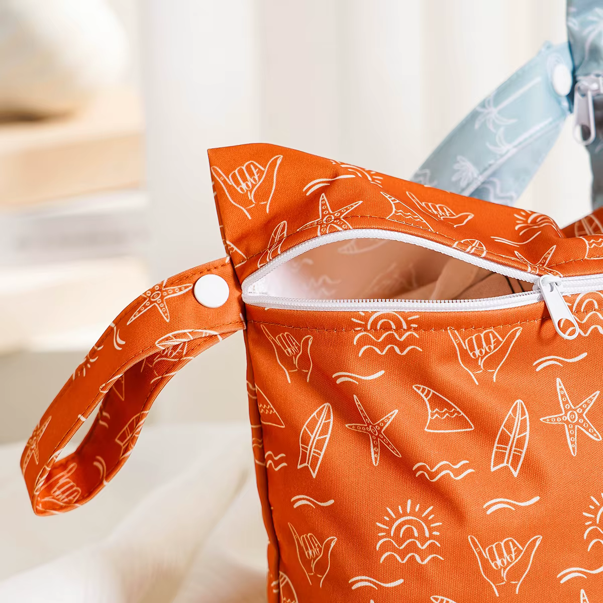 Bolsa de viaje para mamá con diferentes estampados disponibles